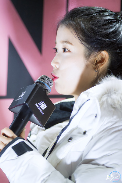 뉴발란스 토크콘서트 포니테일 아이유.jpg | 인스티즈