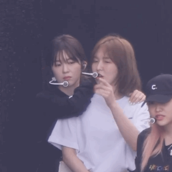 리허설 대기중에 웬디 껌딱지가 된 아이린.jpgif | 인스티즈