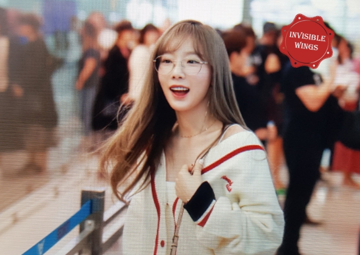 오늘자 새로운 헤어컬러로 염색하고 공항에 나타난 태연 | 인스티즈