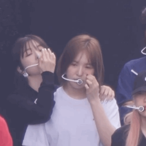 리허설 대기중에 웬디 껌딱지가 된 아이린.jpgif | 인스티즈