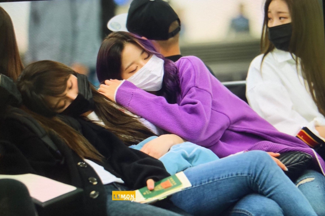 아이즈원) 공항에서 자는 아이들.. | 인스티즈