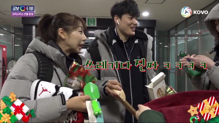 크리스마스 선물받는 기업은행 선수들.jpg | 인스티즈