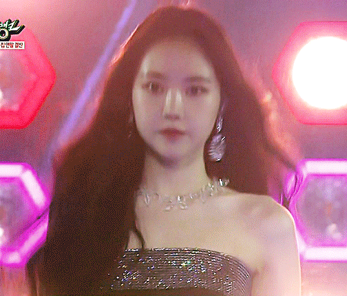 위풍 당당 하게 걷는 에이핑크 나은이.gif | 인스티즈