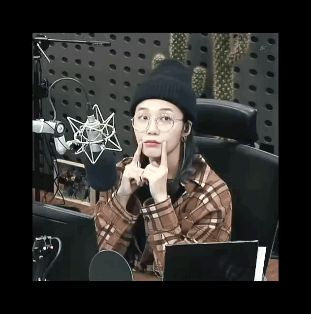 자기 볼 만지는 에이핑크 정은지.gif | 인스티즈