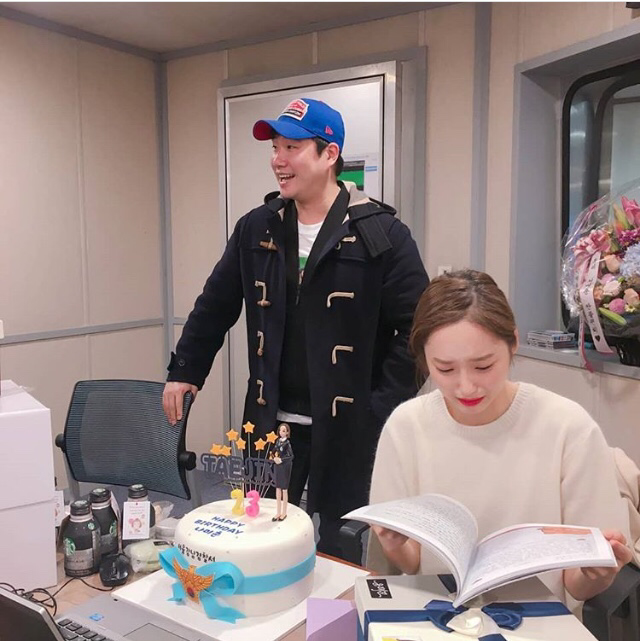 생일선물 받은 윤태진.jpg (+ 행복춘X울보춘) | 인스티즈