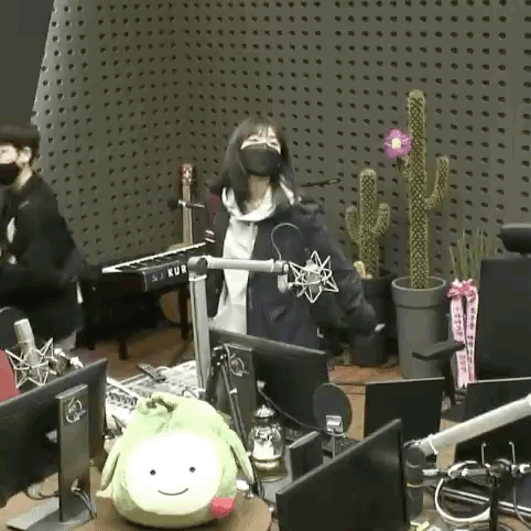 에이핑크 정은지 마스크 쓰고 출근 그리고 퇴근.gif | 인스티즈