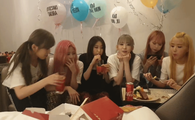 [아이즈원] 눈빛으로 민주 제압하는 사쿠라.gif | 인스티즈