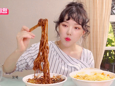 복스럽게 잘먹는 여자친구 예린이 긔여운 먹방.gif | 인스티즈