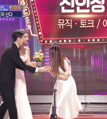mbc 연예대상 신인상 강미나.gif | 인스티즈