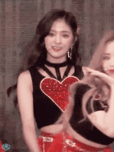 오늘자 다시흑발로 돌아오구 더예뻐진 프로미스나인 이나경.GIF | 인스티즈