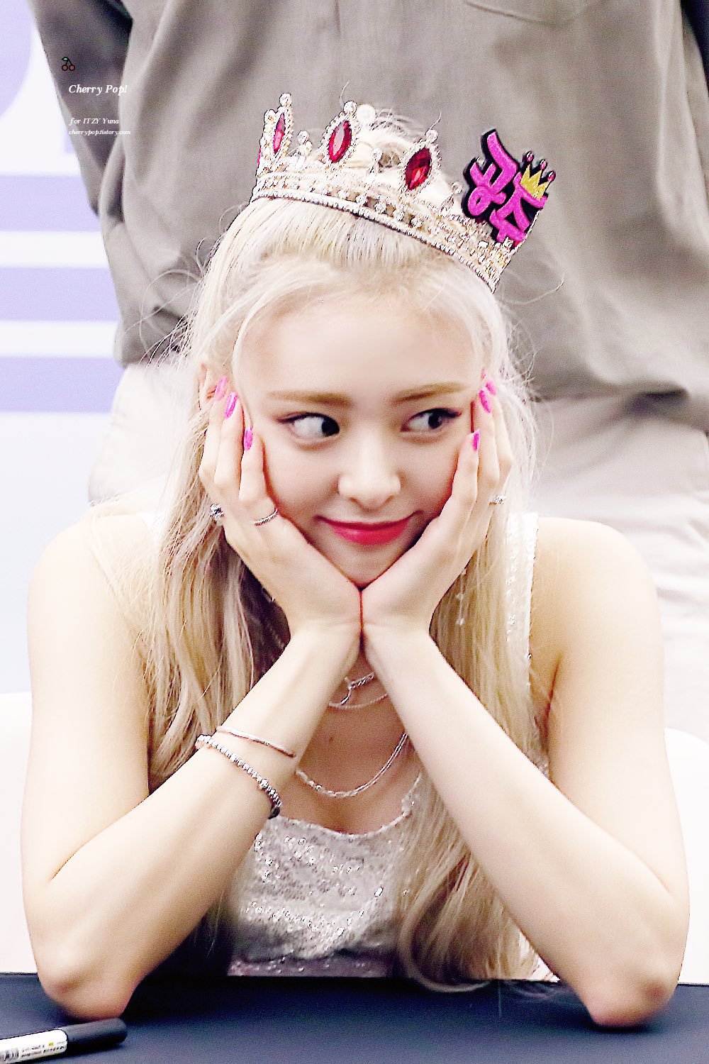 금발머리 ITZY 유나.jpgif | 인스티즈