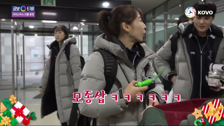 크리스마스 선물받는 기업은행 선수들.jpg | 인스티즈