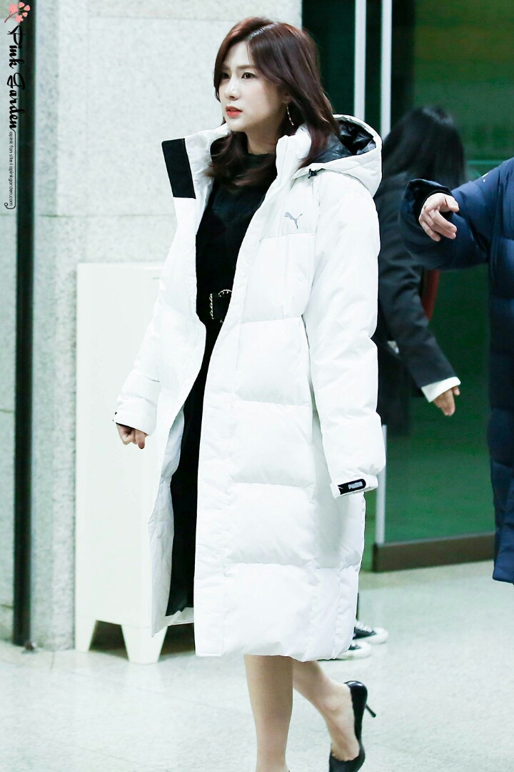 흰색 롱패딩 입은 하영이.jpg | 인스티즈