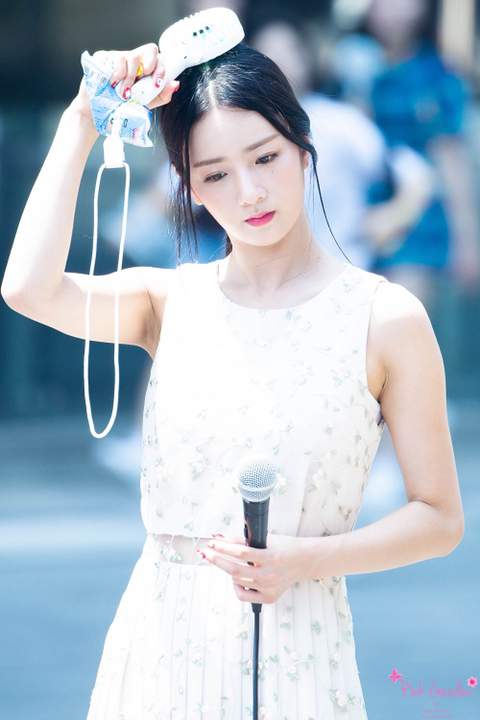 하얀 드레스와 에이핑크 보미.jpg | 인스티즈