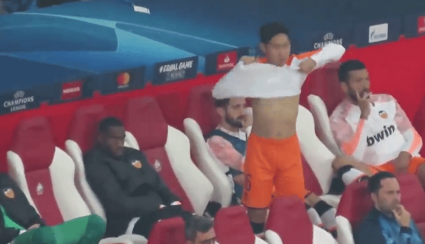 상의 탈의 하는 이강인.gif | 인스티즈