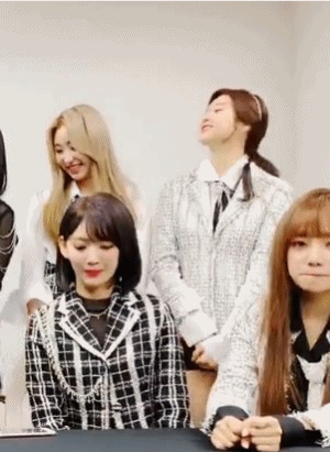 쭈굴미 넘치는 애잔한 개구리 아이즈원 김민주3.jpgif | 인스티즈