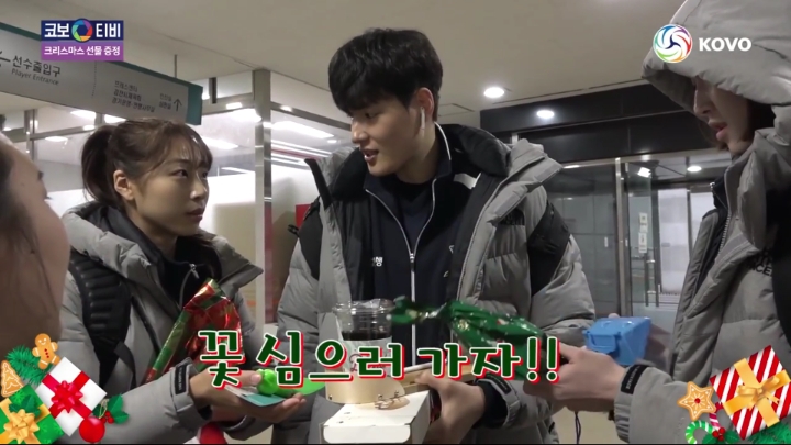 크리스마스 선물받는 기업은행 선수들.jpg | 인스티즈