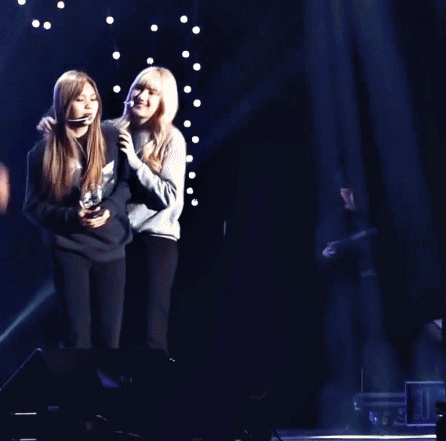 은근슬쩍 만지는 여자친구 예린이.gif | 인스티즈