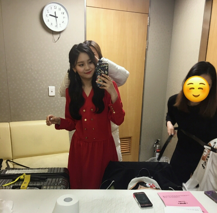 181125 레드의상 입은 여자친구 엄지 인스타그램 | 인스티즈