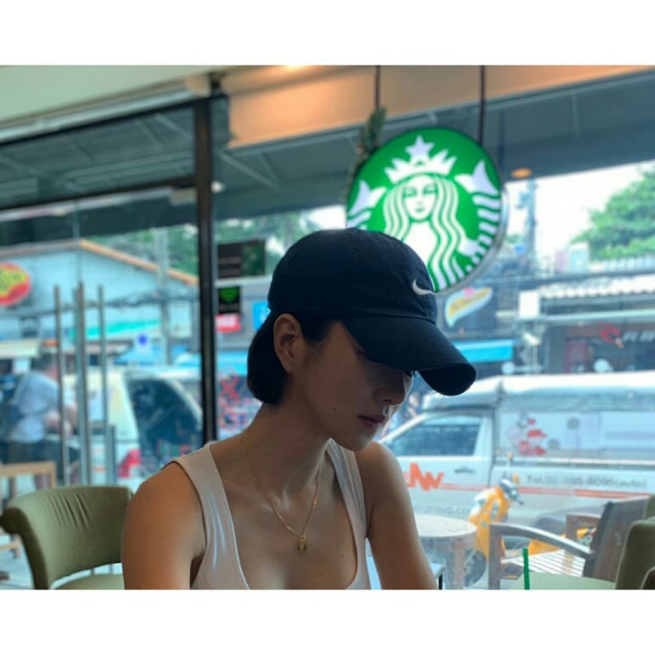 옷 가볍게 입은 서예지 | 인스티즈