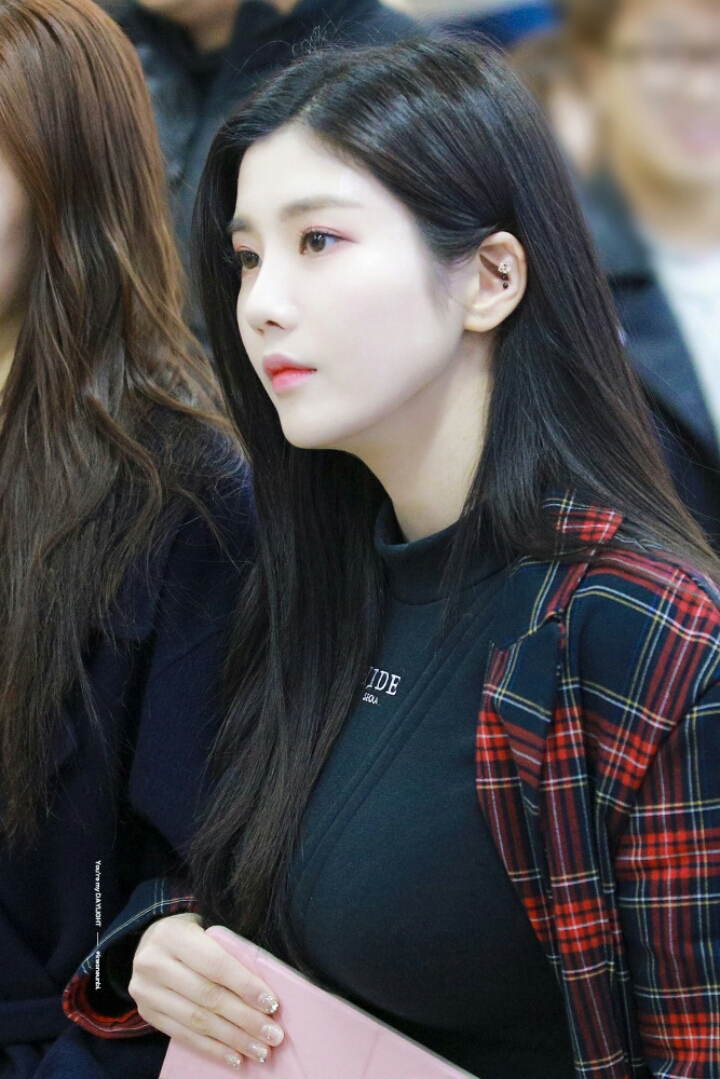 어제 일본에서 귀국한 아이즈원 리더 권은비 | 인스티즈