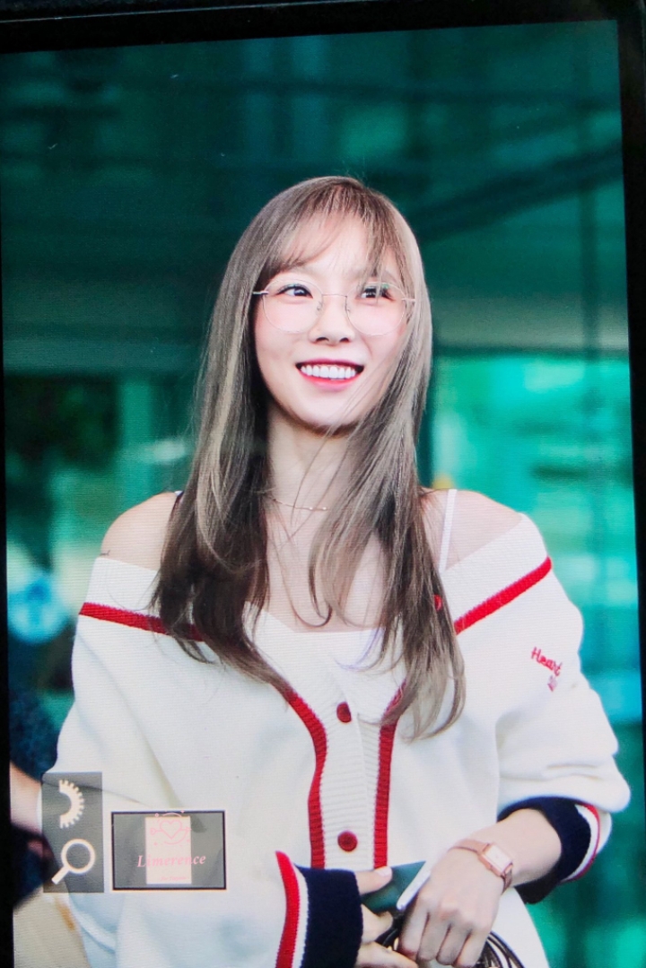 오늘자 새로운 헤어컬러로 염색하고 공항에 나타난 태연 | 인스티즈