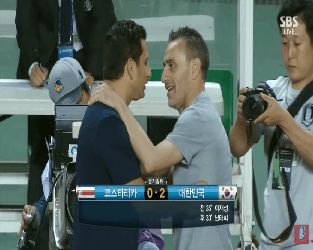 김민재 싸대기 때리는 김영권.gif | 인스티즈