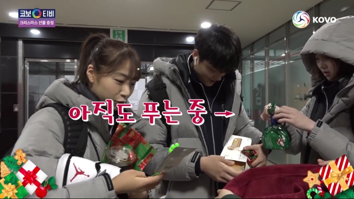 크리스마스 선물받는 기업은행 선수들.jpg | 인스티즈