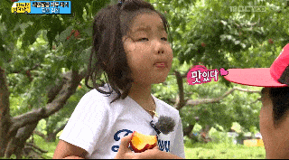 복숭아를 맛있게먹는 딸을 지켜보는 성동일.gif | 인스티즈