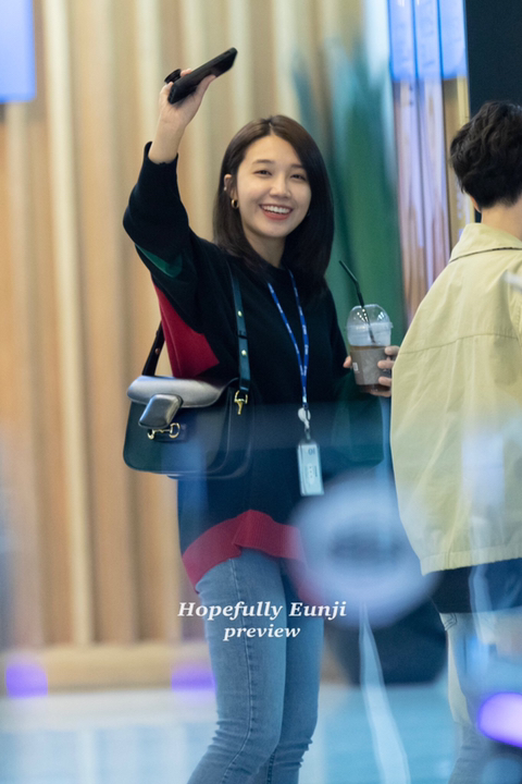 팬들 보는 밝은 표정의 에이핑크 정은지.jpg | 인스티즈