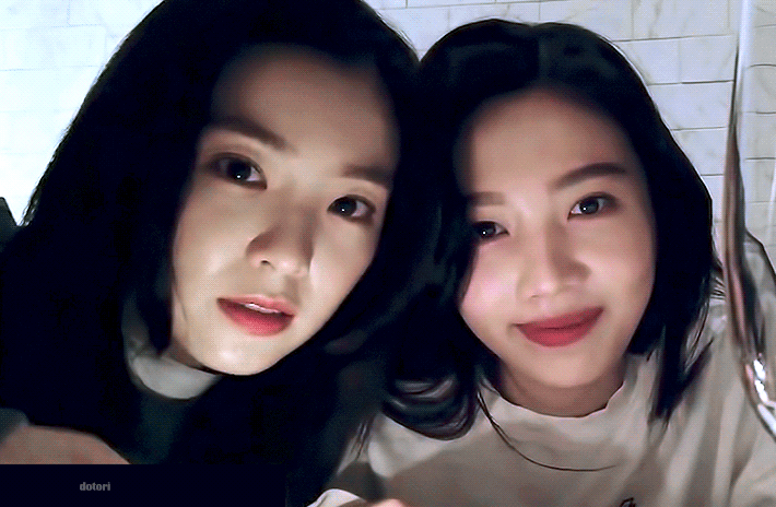 아이린한테 얼굴 마사지 당하는 조이.gif | 인스티즈