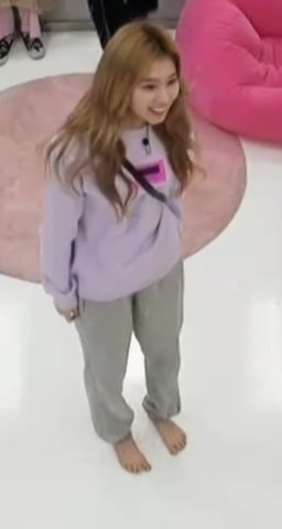 ??? : 사나는 왜 맨발이에요? | 인스티즈