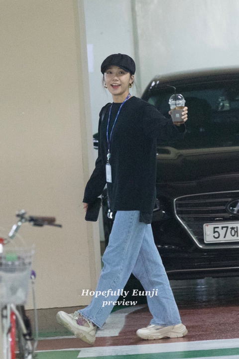 커피 들고 퇴근 하는 에이핑크 정은지.jpg | 인스티즈