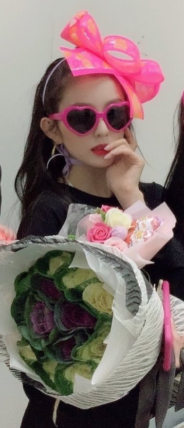 콘서트때 친구들한테 꽃다발 대신 배추다발 받은 아이린 | 인스티즈