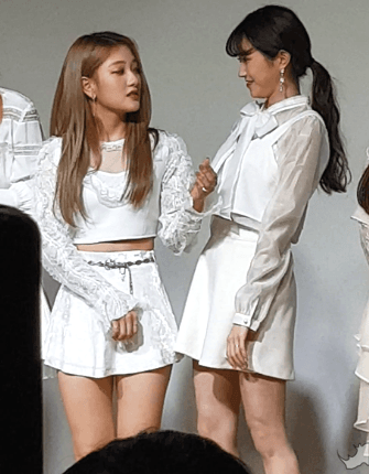 프로미스나인 소중히 간직해(약속회+싸인회)하영&amp;서연 볼꼬집전쟁.GIF | 인스티즈