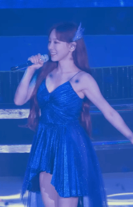 끈나시 드레스 입고 노래하는 태연.gif | 인스티즈