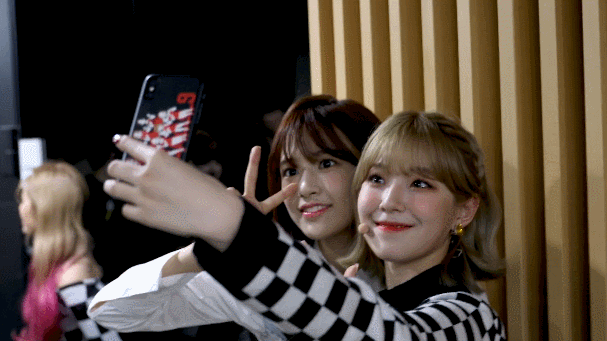 프로미스나인 LOVEBOMB 활동기 비하인드에나온 프로미스나인&amp;아이즈원 만남짤들.GIF | 인스티즈