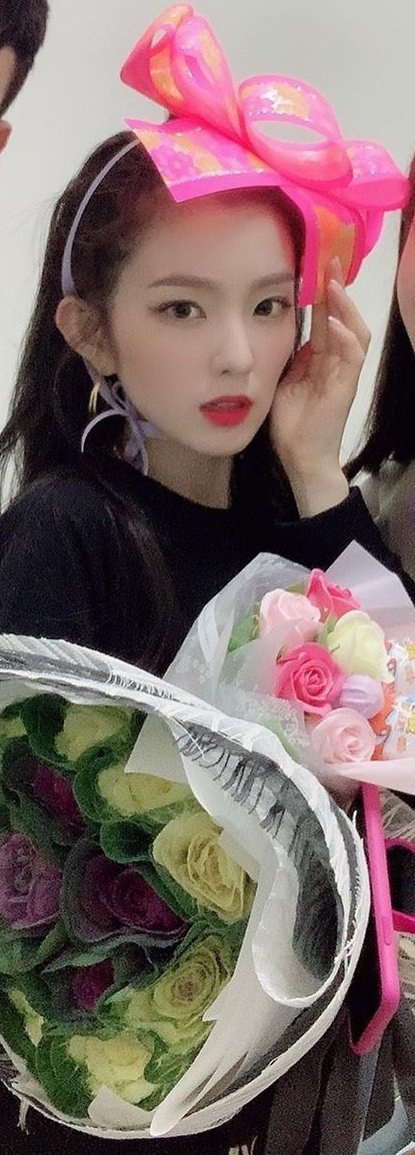 콘서트때 친구들한테 꽃다발 대신 배추다발 받은 아이린 | 인스티즈