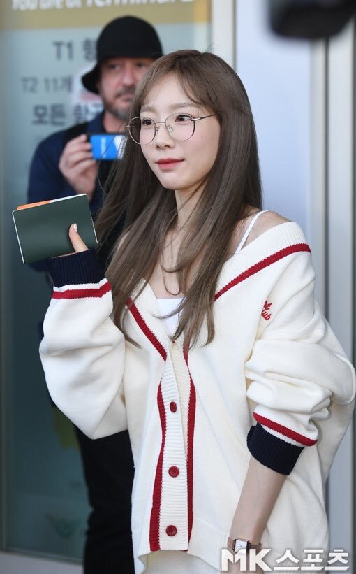 오늘자 새로운 헤어컬러로 염색하고 공항에 나타난 태연 | 인스티즈