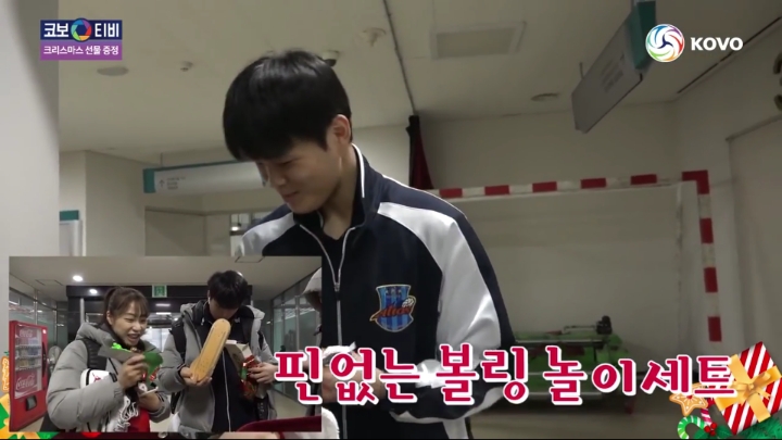 크리스마스 선물받는 기업은행 선수들.jpg | 인스티즈