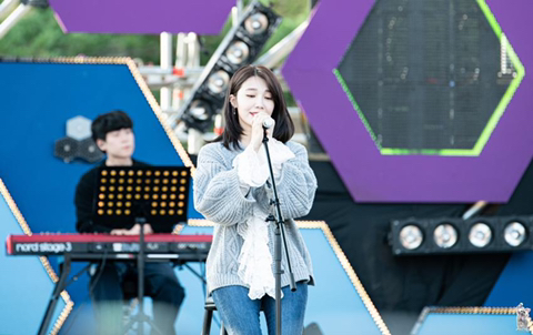 무대 비누방울 효과 속 에이핑크 정은지.jpgif | 인스티즈