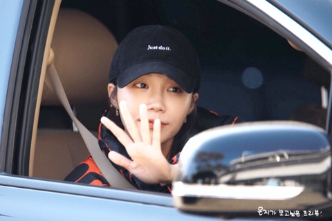 팬들 춥다고 따듯한 음료 사준 여자 아이돌.jpgif | 인스티즈