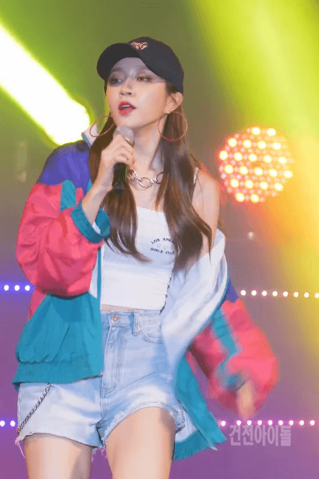 모자쓴 무대 위 하니.gif | 인스티즈