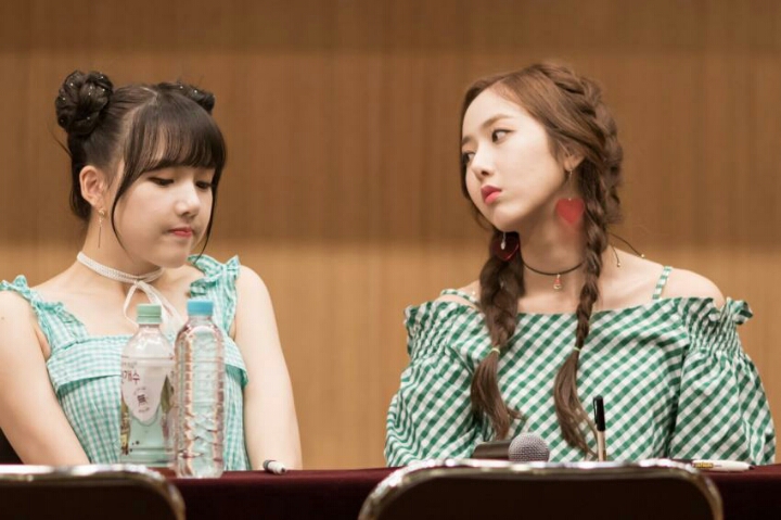 여자친구 신비한테 애정표현하는 예린씨 | 인스티즈