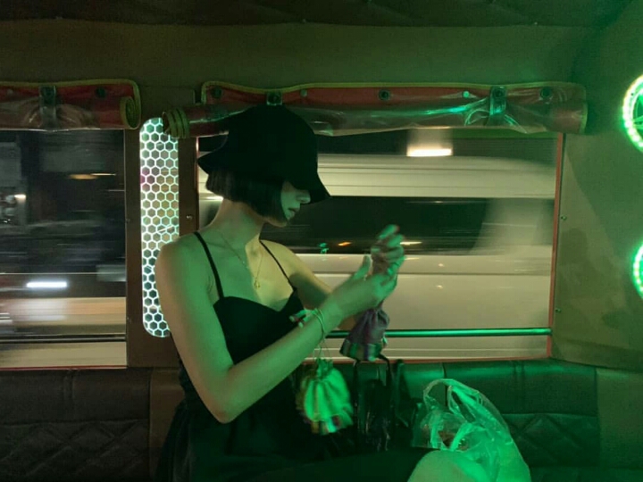 옷 가볍게 입은 서예지 | 인스티즈