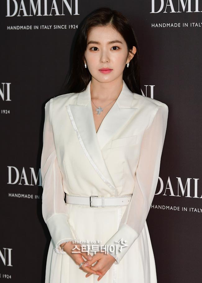 주얼리매장에서 목걸이 해보는 레드벨벳 아이린.jpgif | 인스티즈