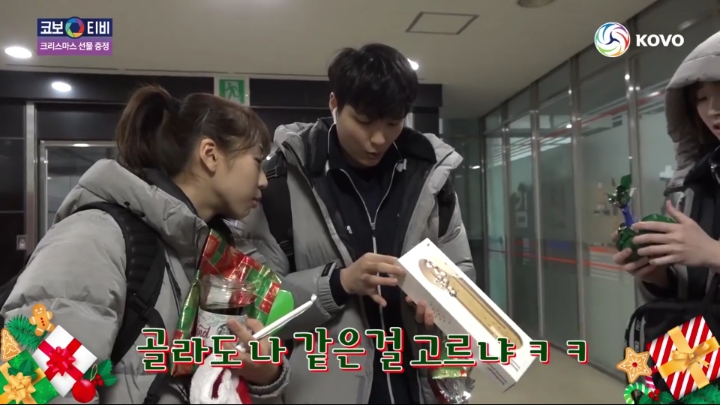 크리스마스 선물받는 기업은행 선수들.jpg | 인스티즈