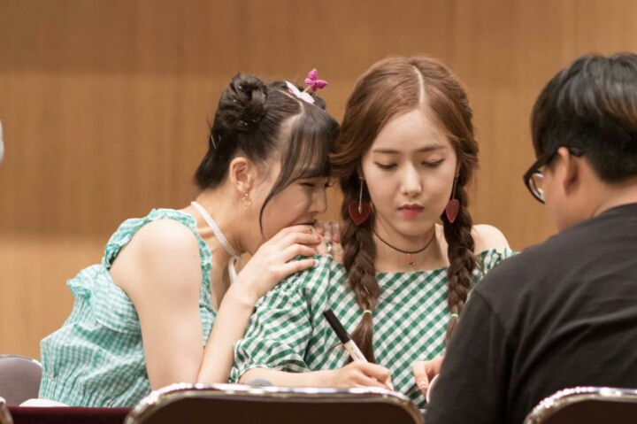 여자친구 신비한테 애정표현하는 예린씨 | 인스티즈