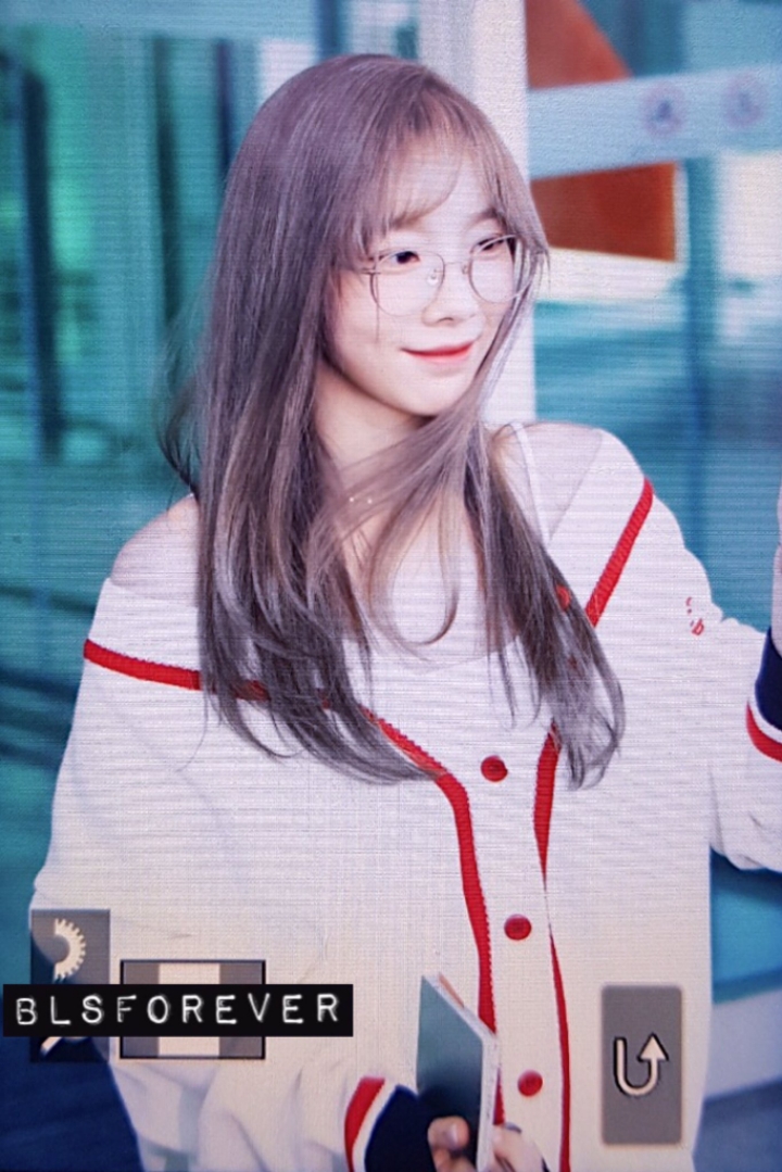 오늘자 새로운 헤어컬러로 염색하고 공항에 나타난 태연 | 인스티즈