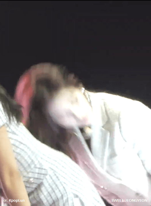 눈빛발사하는 사나.gif | 인스티즈